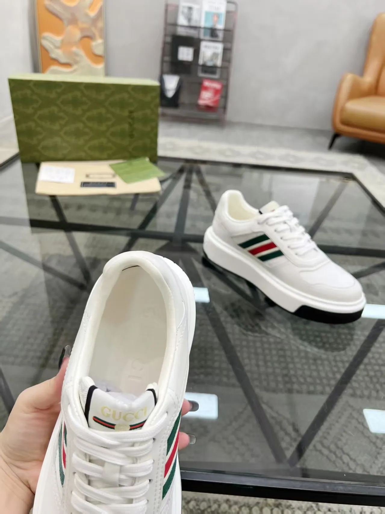 Factory price: 460💰Gucci’s new men’s shoes GUCCI] latest shoes shipped. Original quality, fashionable, made of special materials, sheepskin lining, brand new packaging. The foot feels super comfortable and the workmanship is impeccable. Size: 38-44, customized 45
